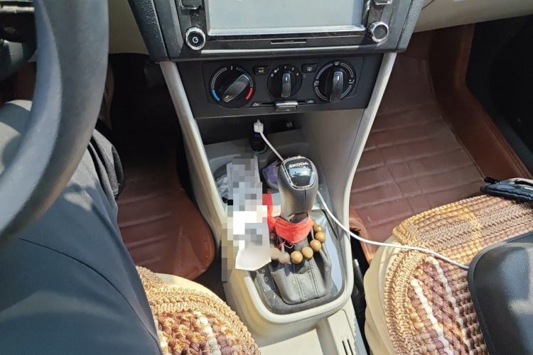 Used Skoda Rapid 2015 1.6L Automatic Smart Selection Model Gear Lever