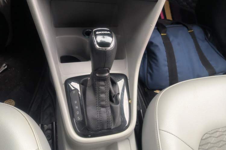 Used Skoda Rapid 2015 1.6L Automatic Smart Selection Model Gear Lever