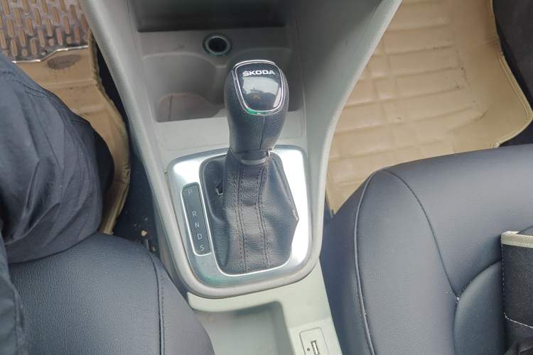 Used Skoda Rapid 2015 1.6L Automatic Smart Selection Model Gear Lever