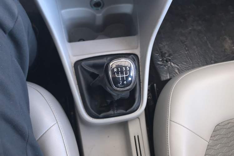 Used Skoda Rapid 2015 1.6L Manual Smart Selection Model Gear Lever