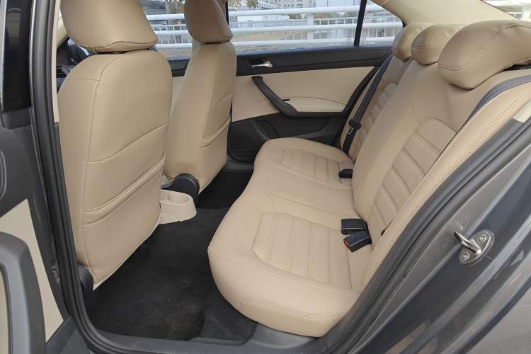 Used Skoda Rapid 2015 1.6L Automatic Smart Selection Model Interior 3