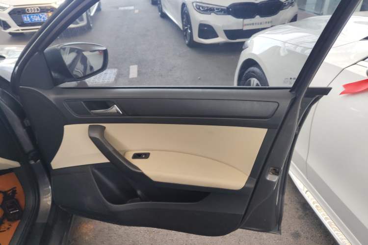 Used Skoda Rapid 2015 1.6L Automatic Smart Selection Model Interior 5