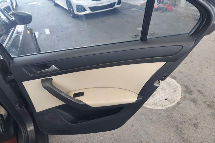 Used Skoda Rapid 2015 1.6L Automatic Smart Selection Model Interior 6