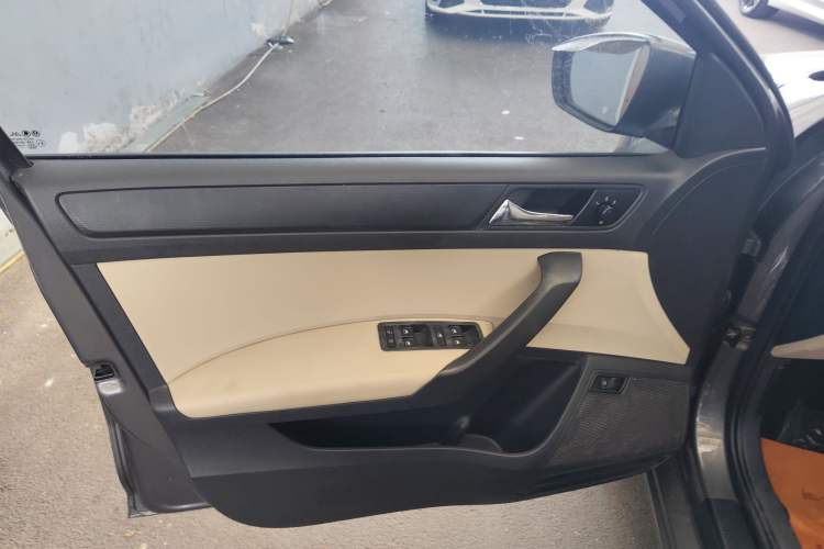 Used Skoda Rapid 2015 1.6L Automatic Smart Selection Model Interior 7