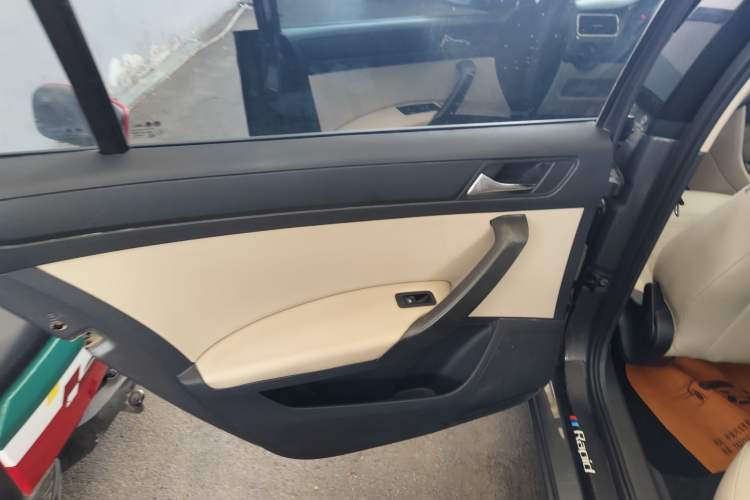 Used Skoda Rapid 2015 1.6L Automatic Smart Selection Model Interior 8