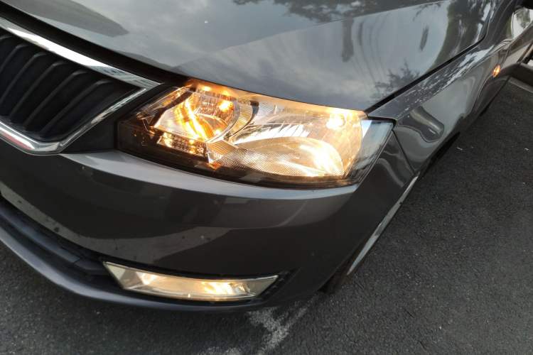 Used Skoda Rapid 2015 1.6L Manual Smart Selection Model Left Front Headlight