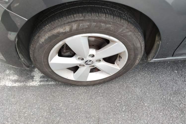 Used Skoda Rapid 2015 1.6L Manual Smart Selection Model Left Front Wheel Hub
