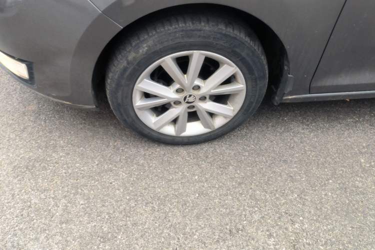 Used Skoda Rapid 2015 1.6L Automatic Smart Selection Model Left Front Wheel Hub