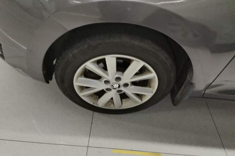 Used Skoda Rapid 2015 1.6L Automatic Smart Selection Model Left Front Wheel Hub