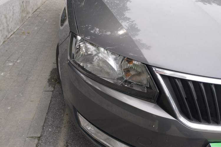 Used Skoda Rapid 2015 1.6L Automatic Smart Selection Model Right Front Headlight