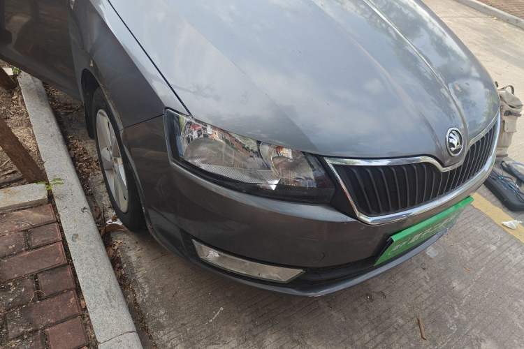 Used Skoda Rapid 2015 1.6L Automatic Smart Selection Model Right Front Headlight