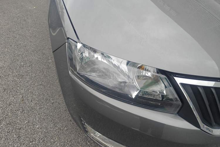 Used Skoda Rapid 2015 1.6L Automatic Smart Selection Model Right Front Headlight