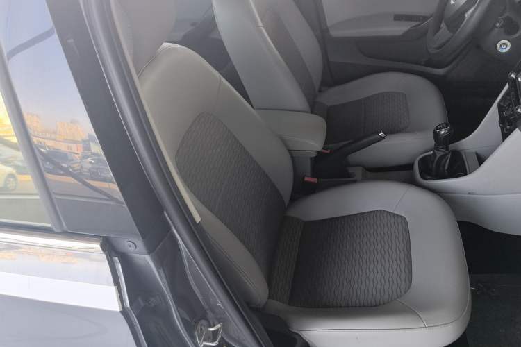 Used Skoda Rapid 2015 1.6L Manual Smart Selection Model Right Front Seat