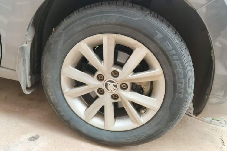Used Skoda Rapid 2015 1.6L Manual Le Xuan Model Right Front Wheel Hub