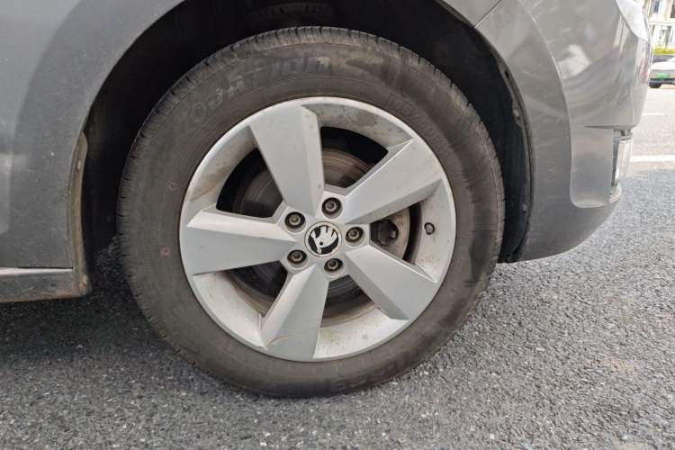 Used Skoda Rapid 2015 1.6L Manual Smart Selection Model Right Front Wheel Hub