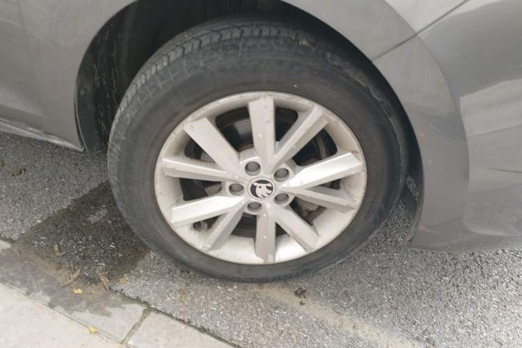 Used Skoda Rapid 2015 1.6L Automatic Smart Selection Model Right Front Wheel Hub