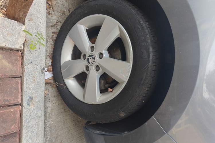Used Skoda Rapid 2015 1.6L Automatic Smart Selection Model Right Front Wheel Hub