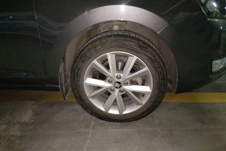 Used Skoda Rapid 2015 1.6L Manual Smart Selection Model Right Front Wheel Hub