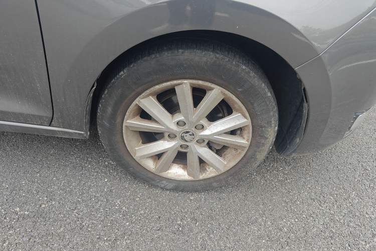 Used Skoda Rapid 2015 1.6L Automatic Smart Selection Model Right Front Wheel Hub