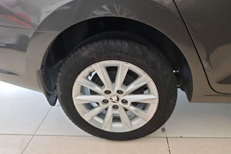 Used Skoda Rapid 2015 1.6L Automatic Preferred Model Right Rear Wheel Hub