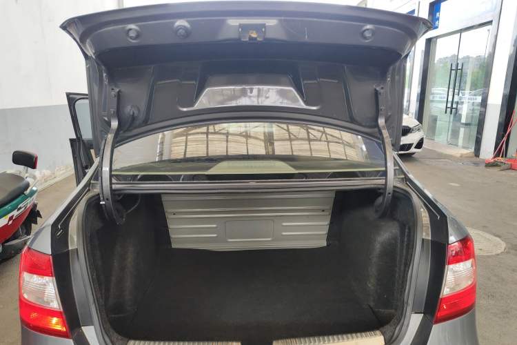Used Skoda Rapid 2015 1.6L Automatic Smart Selection Model Trunk