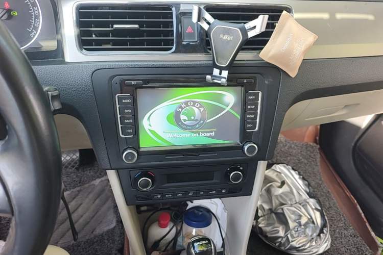 Used Skoda Rapid 2015 1.6L Automatic Preferred Model Audio And AC Panel