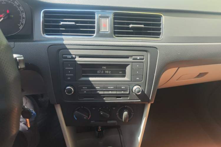 Used Skoda Rapid 2015 1.6L Automatic Smart Selection Model Audio And AC Panel