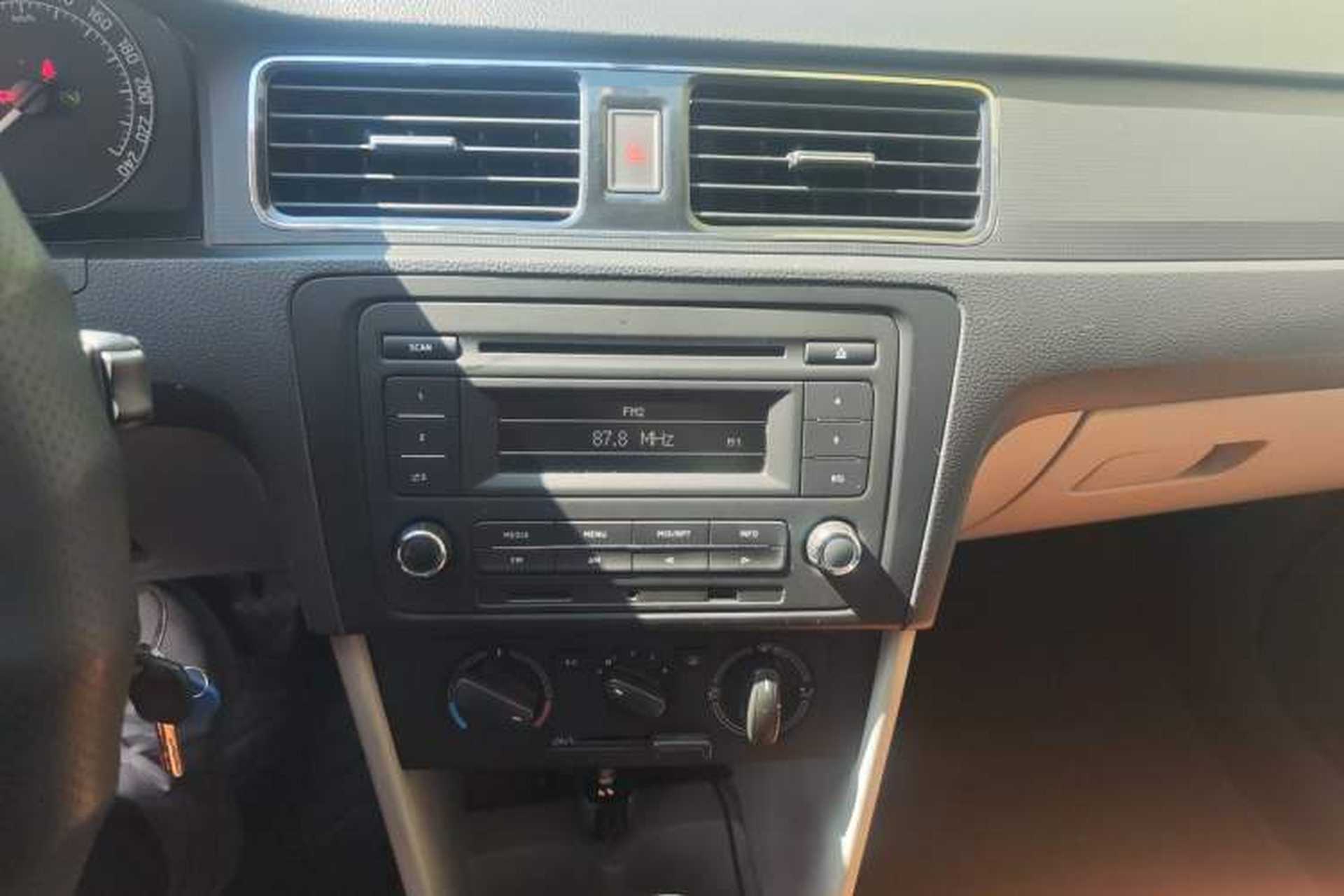 Used Skoda Rapid 2015 1.6L Automatic Smart Selection Model Audio And AC Panel