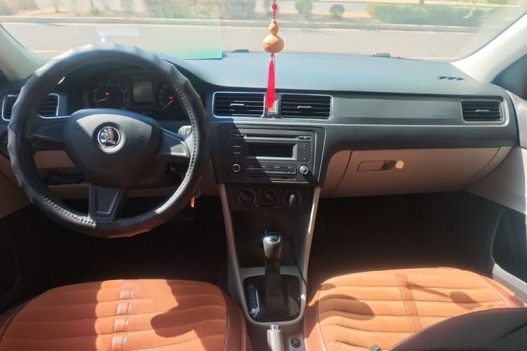 Used Skoda Rapid 2015 1.6L Automatic Smart Selection Model Center Console