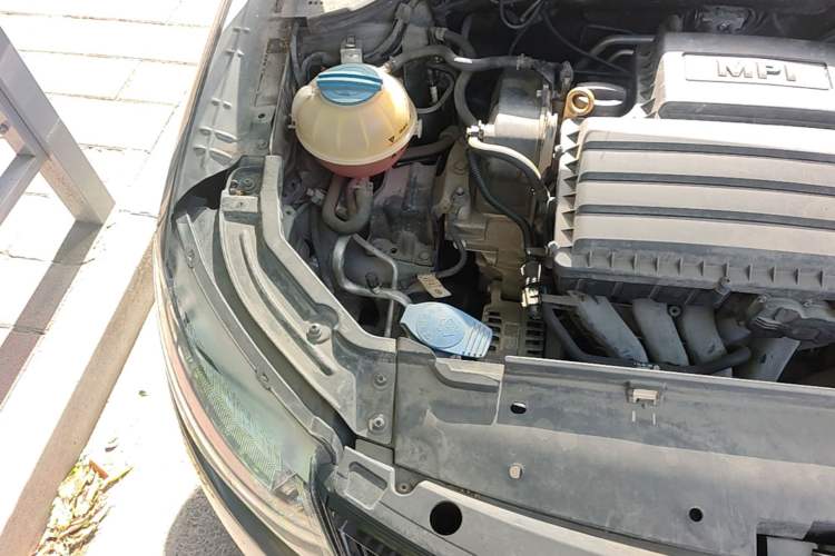 Used Skoda Rapid 2015 1.6L Automatic Preferred Model Engine Bay Right