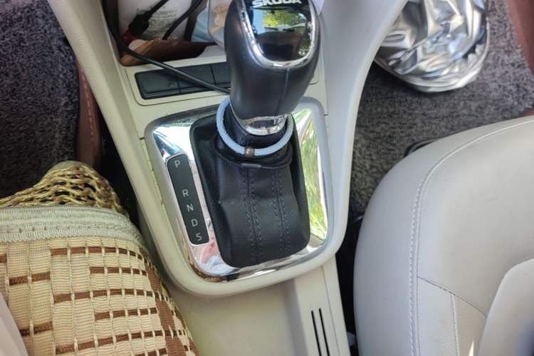 Used Skoda Rapid 2015 1.6L Automatic Preferred Model Gear Lever