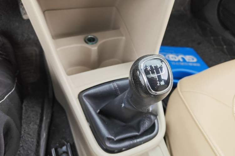 Used Skoda Rapid 2015 1.6L Manual Smart Selection Model Gear Lever
