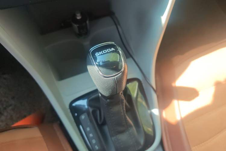 Used Skoda Rapid 2015 1.6L Automatic Smart Selection Model Gear Lever