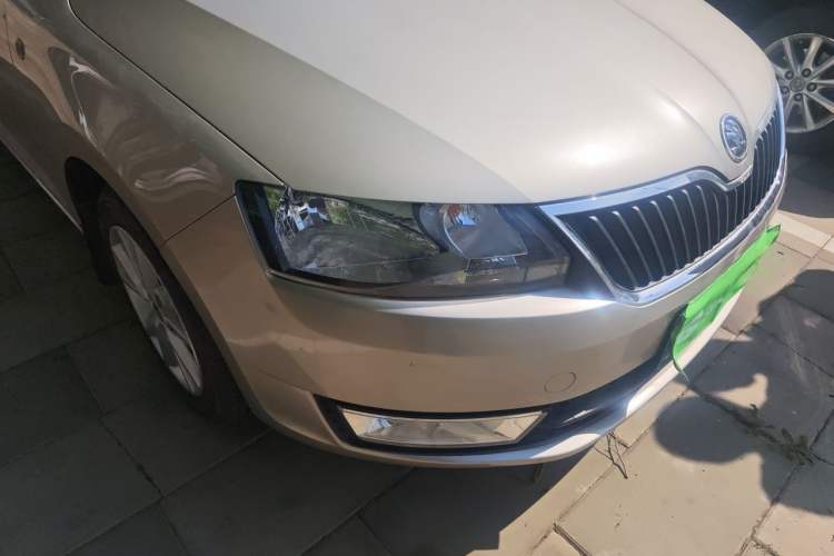 Used Skoda Rapid 2015 1.6L Automatic Smart Selection Model Right Front Headlight