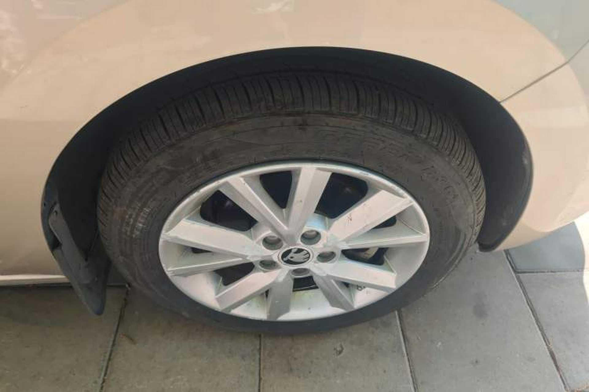Used Skoda Rapid 2015 1.6L Automatic Smart Selection Model Right Front Wheel Hub
