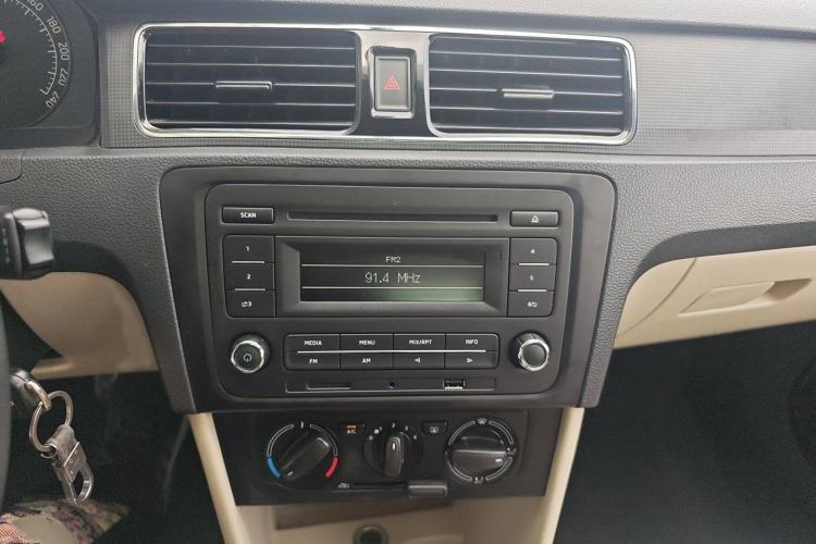 Used Skoda Rapid 2015 1.6L Automatic Smart Selection Model Audio And AC Panel