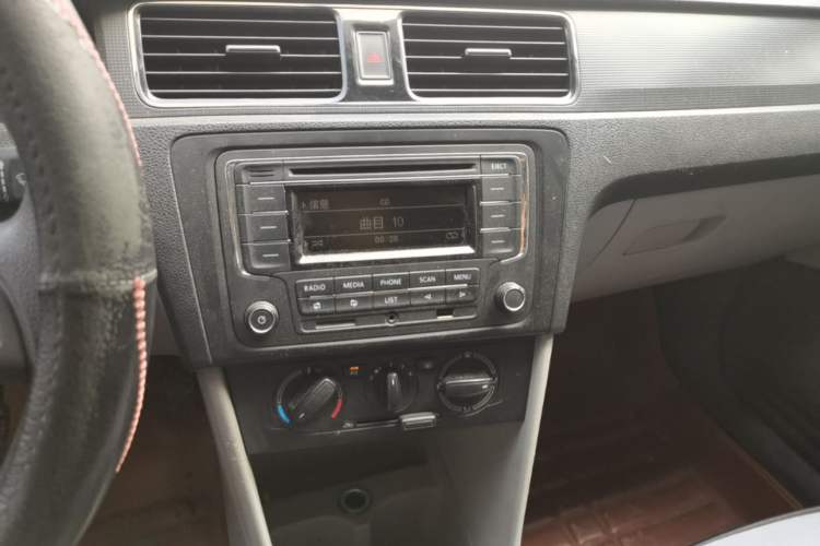 Used Skoda Rapid 2015 1.6L Manual Smart Selection Model Audio And AC Panel