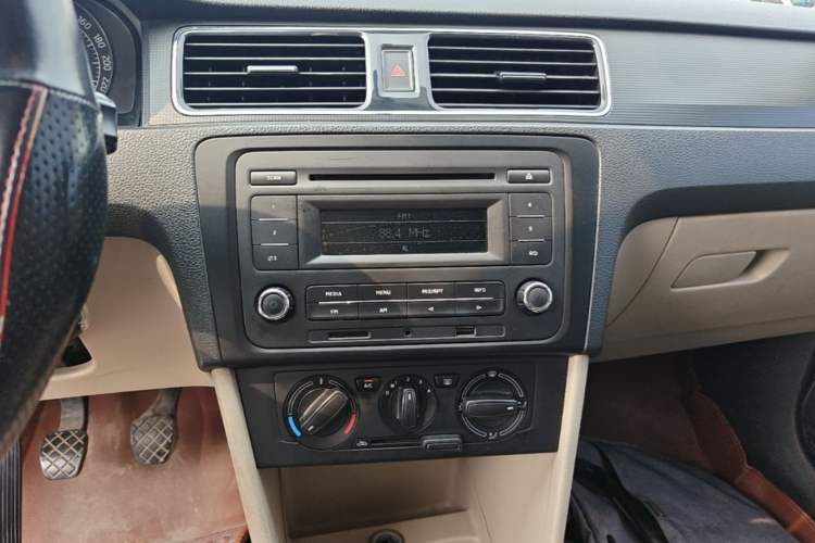Used Skoda Rapid 2015 1.6L Manual Smart Selection Model Audio And AC Panel