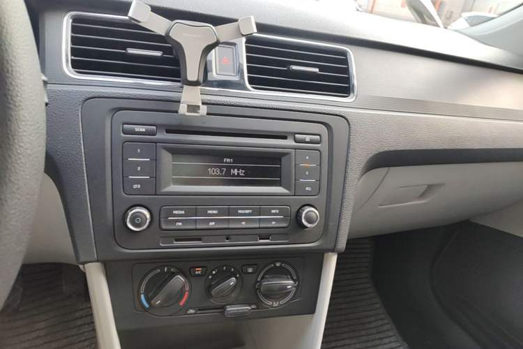 Used Skoda Rapid 2015 1.6L Automatic Smart Selection Model Audio And AC Panel