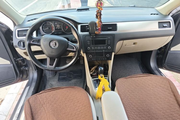 Used Skoda Rapid 2015 1.6L Automatic Preferred Model Center Console