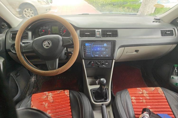 Used Skoda Rapid 2015 1.6L Manual Le Xuan Model Center Console
