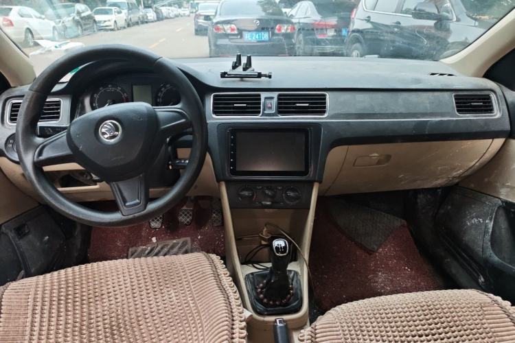 Used Skoda Rapid 2015 1.6L Manual Smart Selection Model Center Console