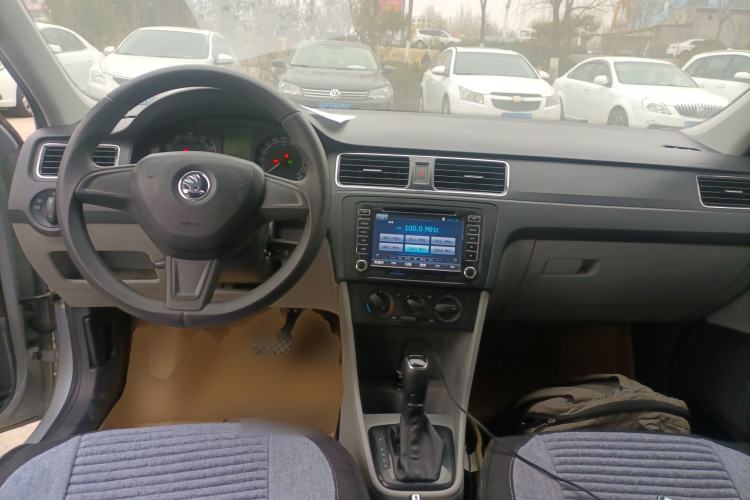 Used Skoda Rapid 2015 1.6L Automatic Smart Selection Model Center Console