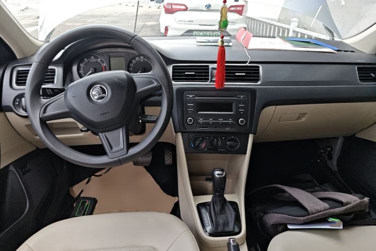 Used Skoda Rapid 2015 1.6L Automatic Smart Selection Model Center Console