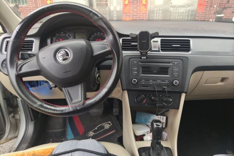 Used Skoda Rapid 2015 1.6L Automatic Smart Selection Model Center Console