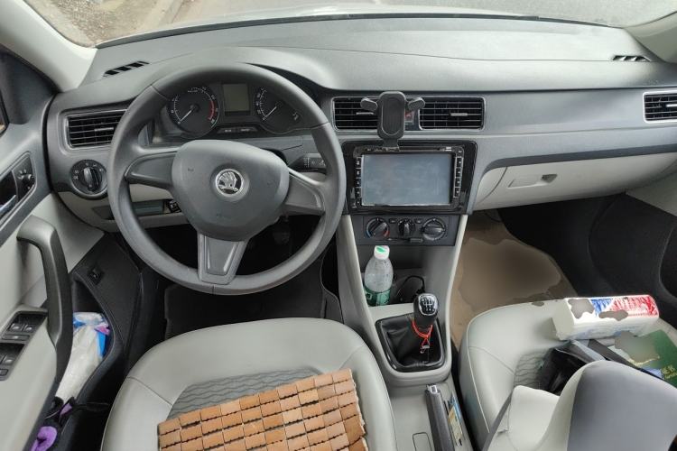 Used Skoda Rapid 2015 1.6L Manual Smart Selection Model Center Console