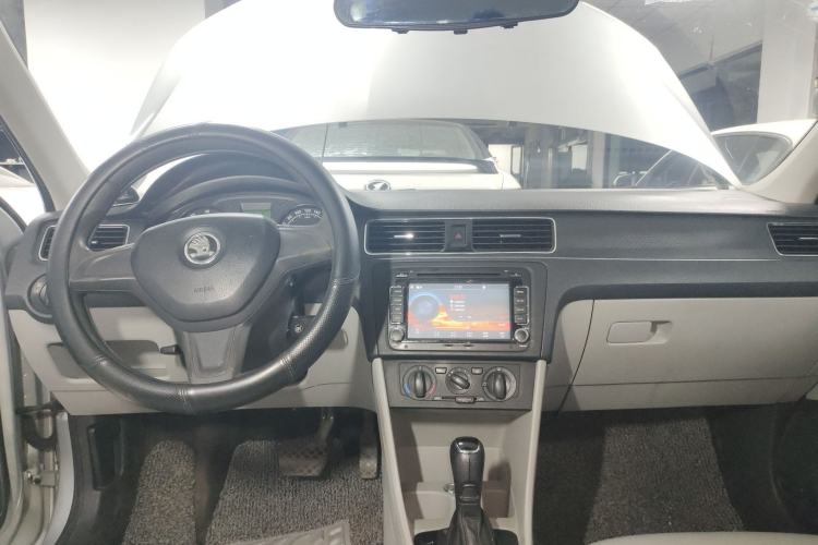 Used Skoda Rapid 2015 1.6L Automatic Smart Selection Model Center Console