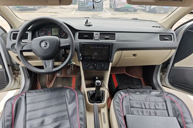 Used Skoda Rapid 2015 1.6L Manual Smart Selection Model Center Console