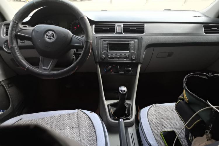 Used Skoda Rapid 2015 1.6L Manual Smart Selection Model Center Console