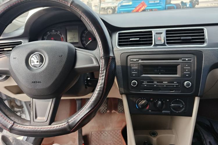 Used Skoda Rapid 2015 1.6L Manual Smart Selection Model Center Console
